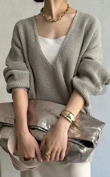 [ 가격 인하 불가 ] 두두 라메 깊은 V넥 풀오버 니트