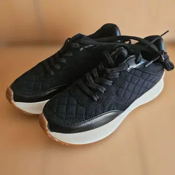 ZARA 자라 블랙 퀼팅 스니커즈 사이즈 38