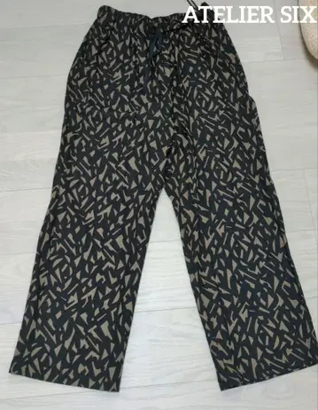 추상 패턴 팬츠 블랙과 베이지