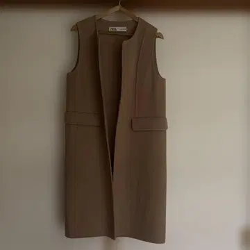 ZARA 베이지 슬리브리스 베스트