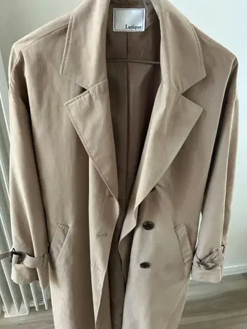 베이지 더블 브레스트 트렌치코트