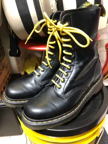 닥터마틴 10홀 UK8 거의 미사용에 가까움