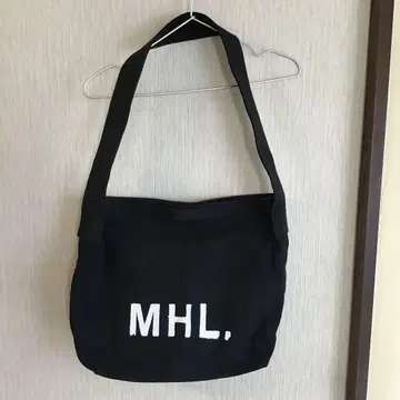 MHL. 블랙 원 숄더백