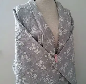 세탁 가능한 롱겉옷 라이트 그레이 색상에 작은 꽃 자수, 겉옷 끈 포함