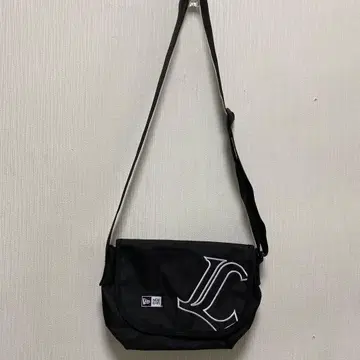 극미품 뉴에라 사이타마 세이부 라이온즈 숄더백 블랙 검정