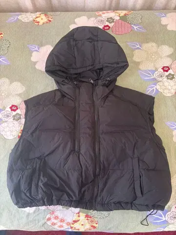 블랙 다운 베스트 후드 부착