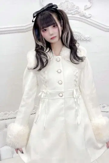 MARS 스핀들 리본 퍼 롱 코트 - 화이트