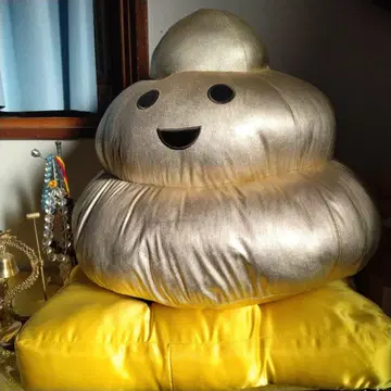 골드 컬러의 똥 모양 봉제 인형, 금전운 업 굿즈