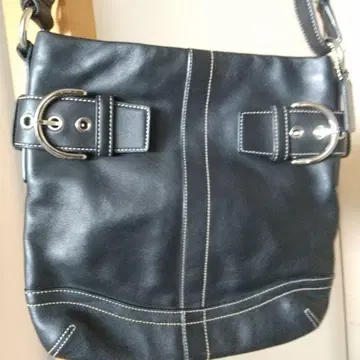 블랙 가죽 숄더백 버클 포함