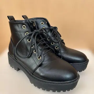 통굽 레이스업 부츠 블랙