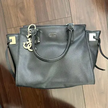 GUESS 블랙 가죽 핸드백
