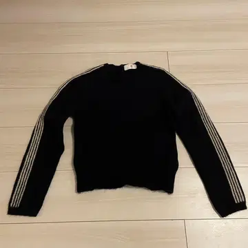 45R 네이비 스트라이프 소매 니트 스웨터