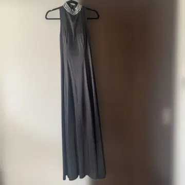 비쥬가 달린 블랙 롱 드레스