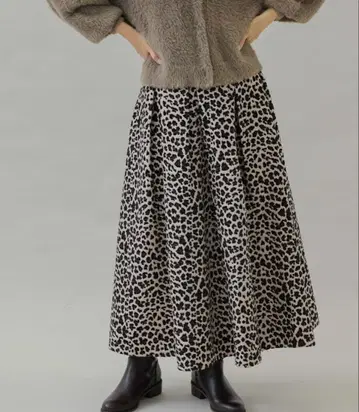 새상품 레오파드 무늬 맥 플레어 스커트