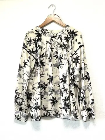 새상품 39,600엔 JUDY 주디/플라워 프린트 블라우스