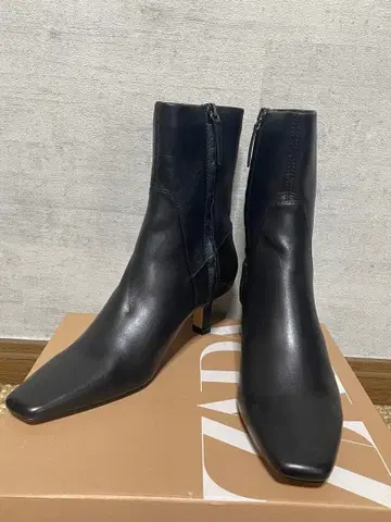 새상품 ZARA 자라 블랙 가죽 부티 부츠 37 24cm