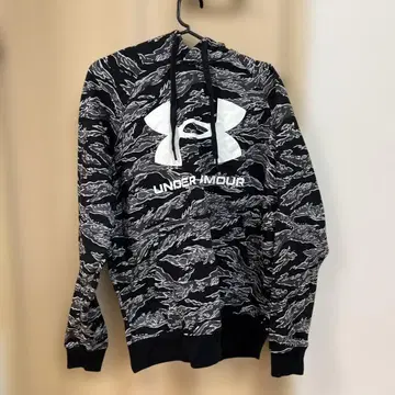 언더아머 카모 패턴 후드티 M 사이즈