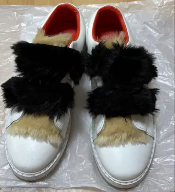 [새상품급] ZARA 퍼 달린 화이트 스니커즈