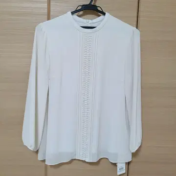 리플렉트 프릴 디자인 아이보리 긴팔 블라우스 M 사이즈