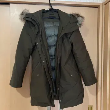 유니클로 올리브색 퍼 포함 롱 다운 자켓