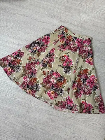 [ TOCCA ] 꽃무늬 플레어 스커트 베이지
