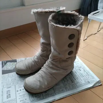 퍼 달린 베이지 롱 부츠