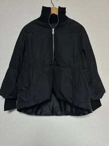 BEARDSLEY(비어즐리) 지퍼 플레어 다운 블랙