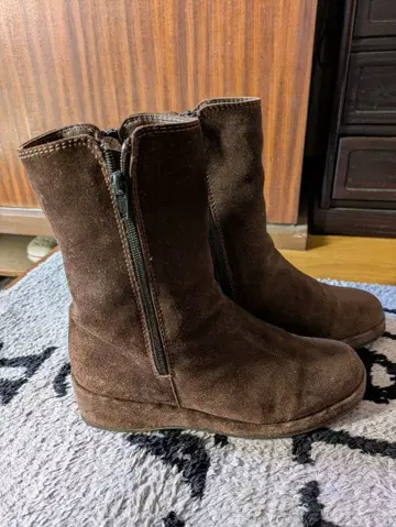 짙은 갈색 스웨이드 어그 부츠 지퍼 포함