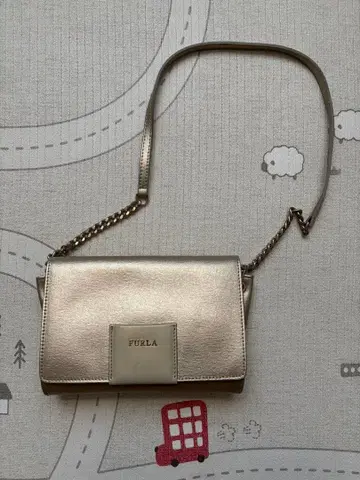 FURLA 메탈릭 골드 숄더백