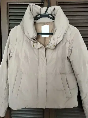 베이지 후드 부착 다운 자켓