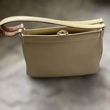 베이지 가죽 핸드백