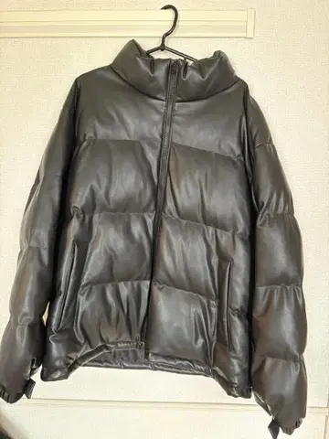 GU 레더풍 블랙 다운 자켓