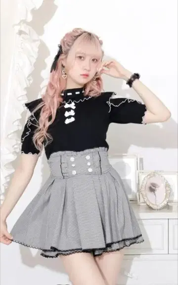 NOEMIE 반짝이 리본 오픈 숄더 프티 하이 티셔츠 블랙