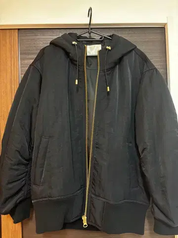 FAVORI 후드 부착 블랙 점퍼