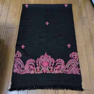 TARA BLANCA 울 자수 스톨 블랙 베이스 핑크 자수 스톨