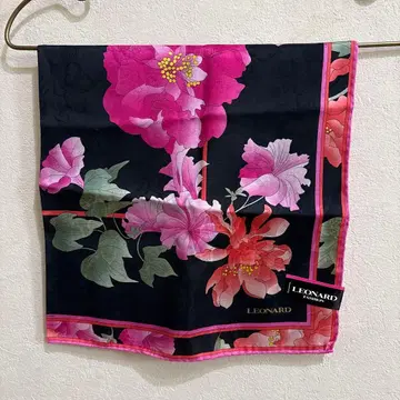 LEONARD 레오나드 꽃무늬 스카프 블랙 핑크