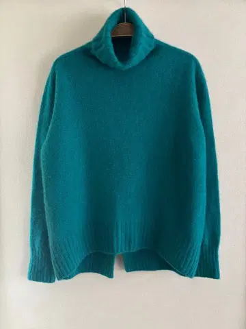 GALLEST 슬릿 터틀넥 스웨터