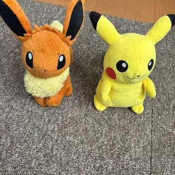 이브이와 피카츄 봉제 인형 세트