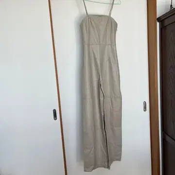 베이지 스트랩 점프수트