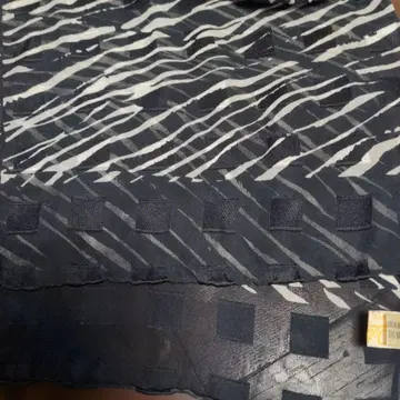 COMO 블랙 화이트 제브라 패턴 실크 스카프