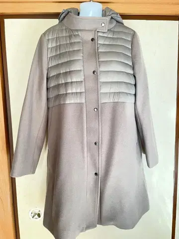 미사용 새상품 탈부착 가능한 후드 부착 코트. 베이지