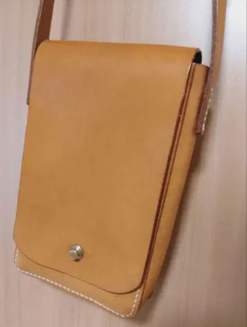 도치기 가죽 숄더백