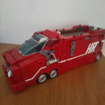 타미힐피거 HR 모델 빨간색 소방차