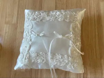 화이트 반지 쿠션 새틴 자수