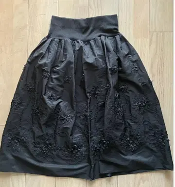 Argo 꽃무늬 자수 장식 블랙 스커트 허리밴딩 블랙 컬러