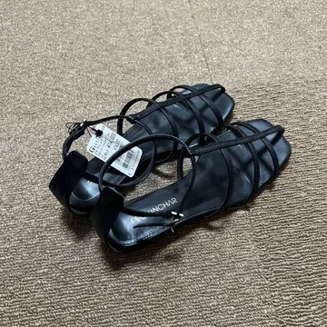 스콧 클럽 블랙 스트랩 샌들 플랫힐