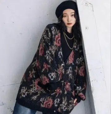 JEANASIS 지나시스 5G 플라워 라메 페더 V 가디건 블랙