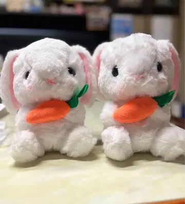 당근을 든 화이트 토끼 봉제 인형