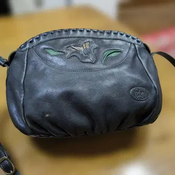 IZZI 블랙 가죽 숄더백