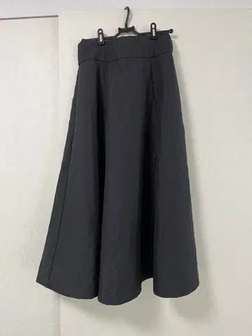 로페피크닉 [ emur/에뮬 ] 퀼트 플레어 스커트 블랙